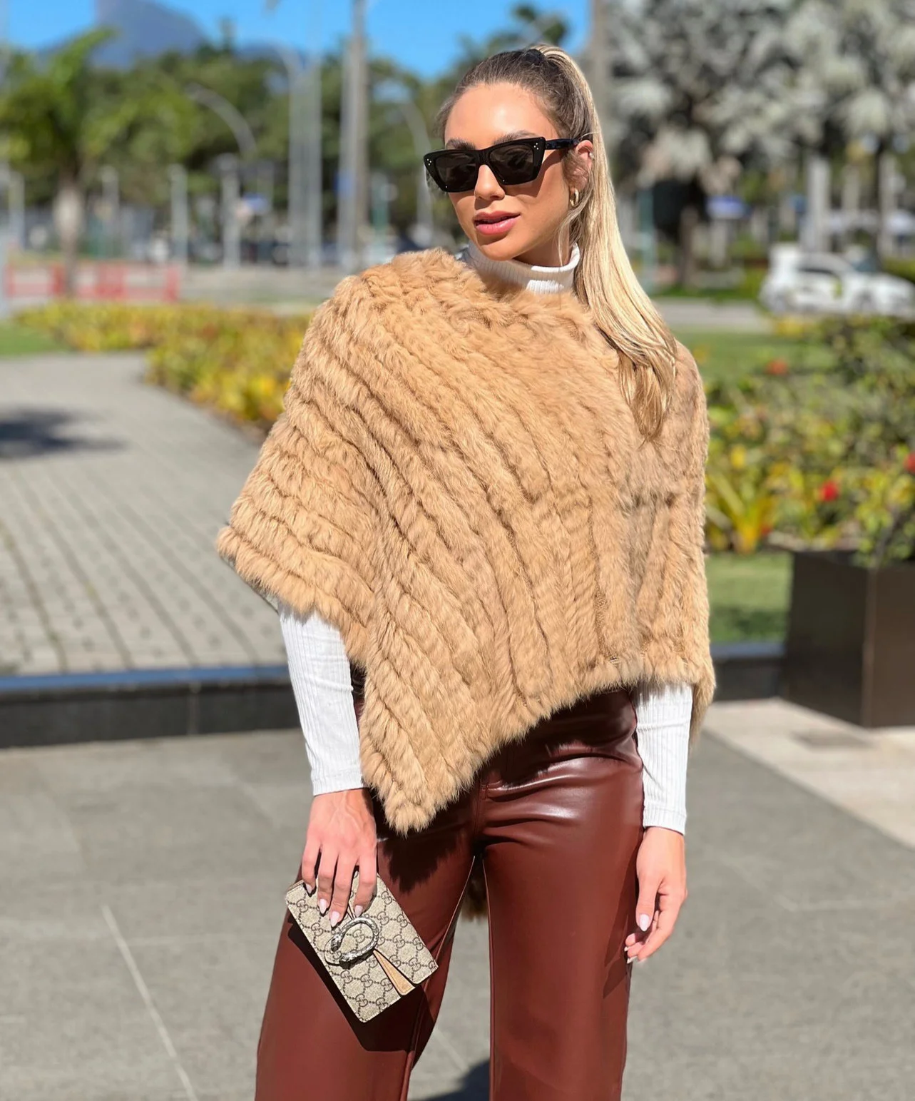 2fdc0ece-526a-48ce-baf0-380e7cf0078b-ktgysc Poncho Tricotado - Imagem 1