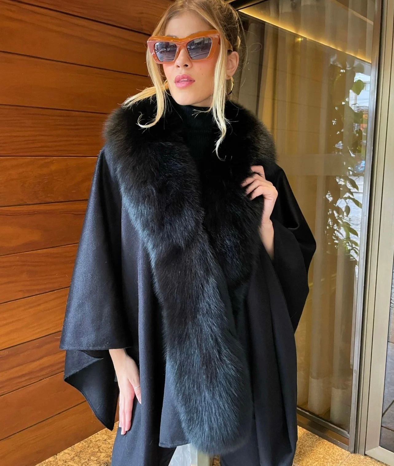 e72ffb00-9a34-41bd-912b-4233d7804f64-grvakv Poncho Cashmere e Pele - Imagem 1